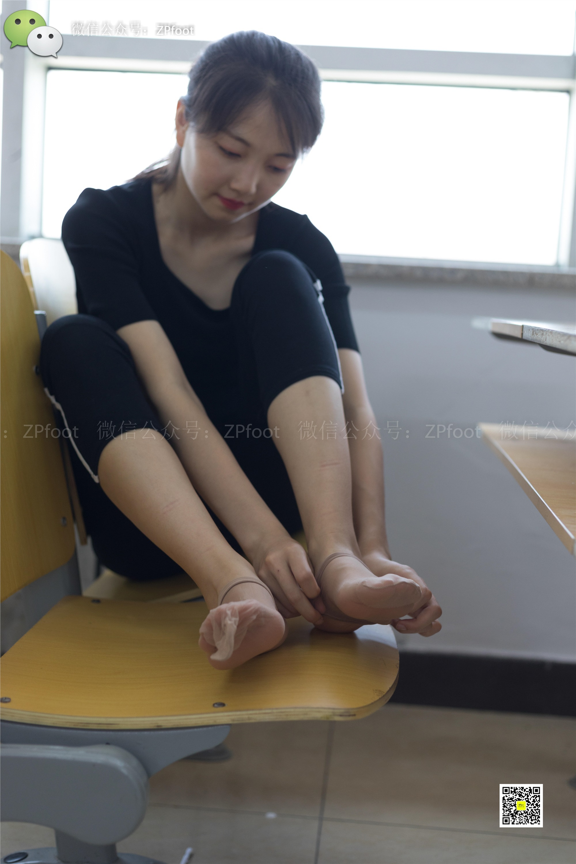 LSS Camellia Photography No.004 Classroom Short Filament Bare Foot